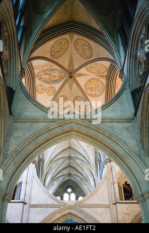 Vue détaillée de plafond restauré et arches à la cathédrale de Salisbury, Salisbury, Wiltshire, Angleterre, Royaume-Uni, Banque D'Images