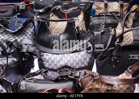 Sacs en cuir sacs à main sacs à main portefeuilles sur market stall Rome Italie Banque D'Images