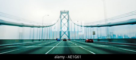 Oakland en Californie la conduite à travers le Bay Bridge Banque D'Images