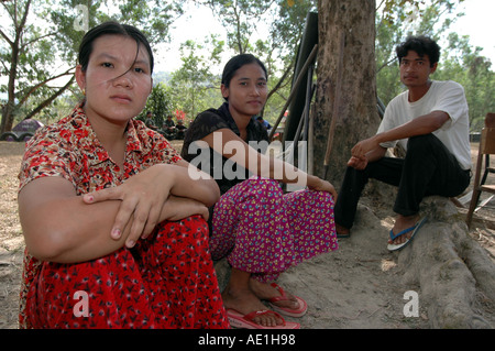 Camp de transit des travailleurs birmans juridique semi traumatisés secrètement déportés de la Thaïlande après le tsunami de 2004 Ranong Banque D'Images