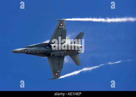 Airforce F18 FA18 Super Hornet avec trainées Banque D'Images