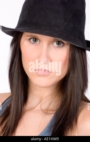 Belle jeune femme irlandaise avec des cheveux noirs et yeux bleus, portant un chapeau noir Banque D'Images