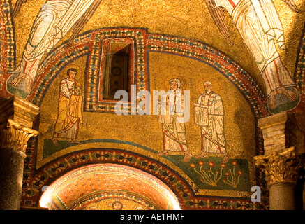 Mosaïques sur mur et plafond de la basilique Santa Pressade Rome Italie 9e siècle Banque D'Images