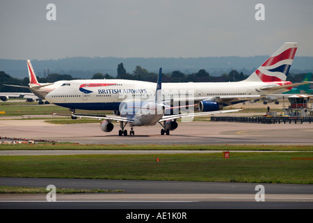 L'aviation civile commerciale British Airways BA 747 de Boeing et Airbus A320 de l'IMC à l'aéroport Heathrow de Londres UK Banque D'Images