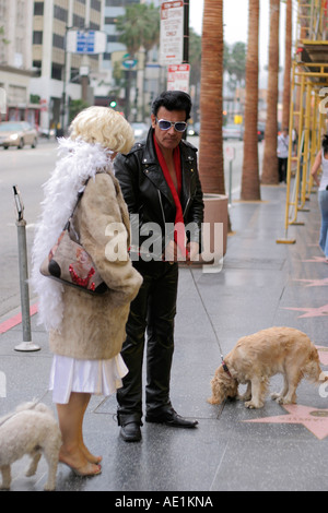 Les imitateurs d'Elvis et Marilyn Monroe sur le Walk of Fame de Hollywood Boulevard Los Angeles California USA Banque D'Images