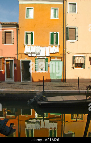 Blanchisserie se reflète dans un canal de la lagune de Venise île de Burano Banque D'Images