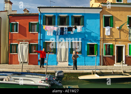 Une ligne de blanchisserie contre maisons colorées Banque D'Images