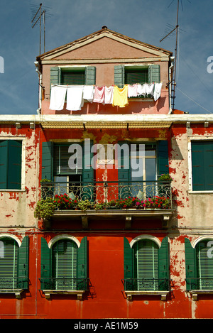 Une ligne de blanchisserie contre une vieille maison à Venise Murano Banque D'Images