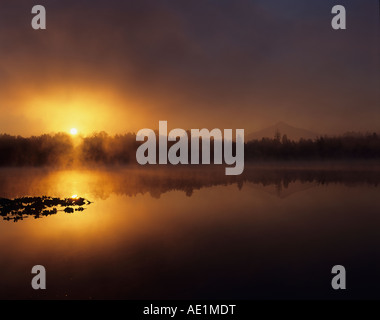 Lever du soleil sur le lac Cassidy spectaculaire avec le Mont Pilchuck avec brouillard matinal Snohomish Comté l'État de Washington, USA Banque D'Images