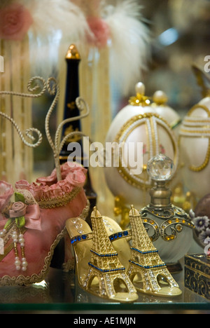 Tour Eiffel souvenirs sur l'écran dans un magasin à Paris Banque D'Images