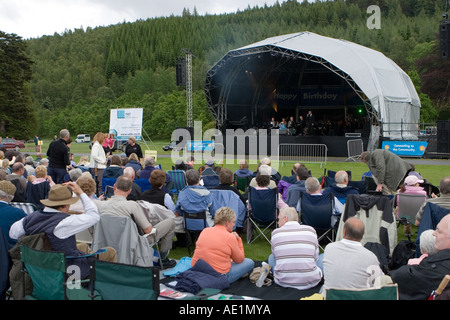 Les musiciens de l'orchestre se produisent sur scène, en foule et en audience à la soirée du concert musical du château de Balmoral, à Aberdeenshire, en Écosse, au royaume-uni Banque D'Images