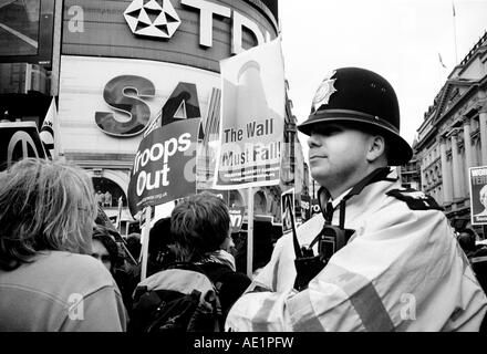 Un policier Londres observe un démonstration de la paix passe par Piccadilly dans une guerre contre le Royaume-Uni mars Banque D'Images