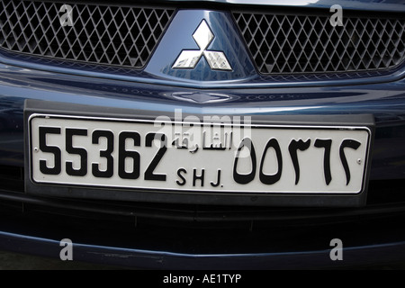 Avant d'un Mitsubishi avec plaque d'immatriculation de Sharjah à Dubaï, Émirats arabes unis. Photo par Willy Matheisl Banque D'Images