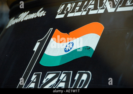 Drapeau indien sur le pare-brise arrière de Mumbai / Bombay taxi en Inde Banque D'Images