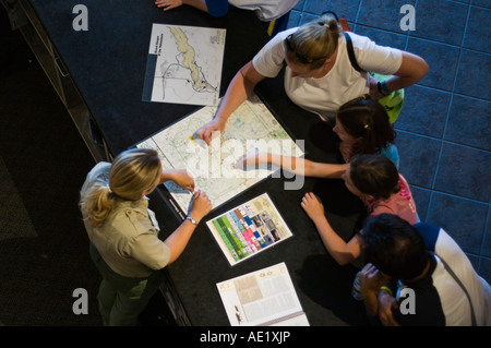 Les visiteurs de consulter un park ranger au Parc National de Yellowstone. Banque D'Images