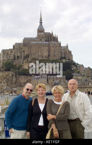 2 La maturité des couples en face du Mont St-Michel, mont Normandie France Europe Banque D'Images