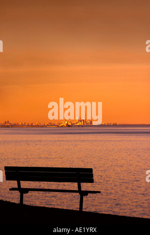 Une Vue De Loin De La Ville De Toronto Au Lever Du Soleil Montrant Gratte Ciel Et Le Centre Ville De Batiments Photo Stock Alamy