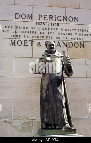 'Dom Pérignon' statue à Moët & Chandon Winery, maison de Champagne, Epernay, Champagne, France, Europe Banque D'Images