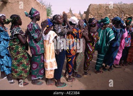 Les femmes Dogon dance en procession lors d'une fête de village, au Mali Banque D'Images