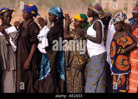 Les femmes Dogon dance en procession lors d'une fête de village, au Mali Banque D'Images