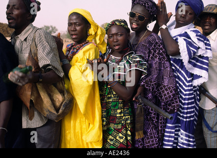 Les hommes et les femmes Dogon dance en procession lors d'une fête de village, au Mali Banque D'Images