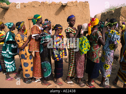 Les hommes et les femmes Dogon dance en procession lors d'une fête de village, au Mali Banque D'Images