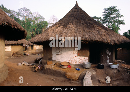 Un village de maisons traditionnelles à l'extérieur de l'homme dans l'ouest de la Côte d'Ivoire Banque D'Images