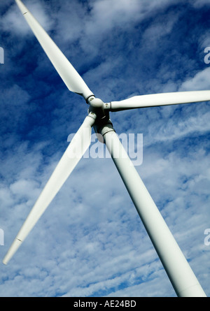 Éolienne AVEC CIEL BLEU ROYD MOOR SOUTH YORKSHIRE ANGLETERRE Royaume-uni UK Banque D'Images