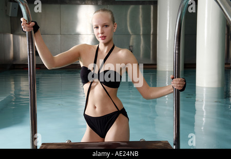 Jeune femme dans une piscine dans un spa Banque D'Images