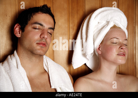 Un couple bénéficiant d'un sauna ensemble Banque D'Images