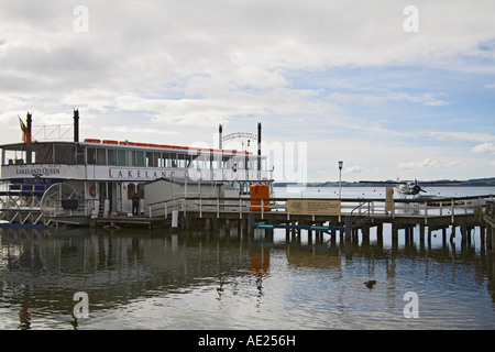 ROTORUA ILE DU NORD NOUVELLE ZÉLANDE Peut Lakeland Reine une réplique à aubes amarré au ponton au bord du lac sur le lac Rotorua Banque D'Images