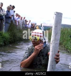 Homme émergeant de l'eau aux championnats du monde de plongée avec tuba dans une tourbière du centre du pays de Galles à Waen Rhydd, Llanwrtyd Wells, Powys, pays de Galles, Royaume-Uni KATHY DEWITT Banque D'Images