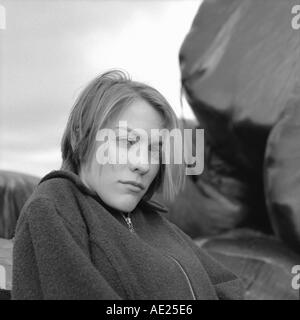 Un portrait noir et blanc en gros plan d'un pouf Sultry grave adolescente à la recherche d'un appareil photo à Carmarthenshire pays de Galles R.-U. KATHY DEWITT Banque D'Images