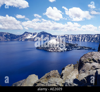 Crater Lake National Park avec l'île de l'assistant, de l'Oregon Banque D'Images