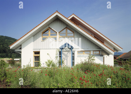 Moderne nouvellement construit maison blanche avec vitres et toit de l'apex Banque D'Images