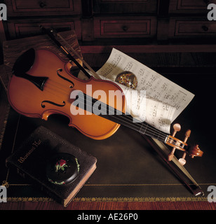 Close-up de violon avec partitions et bow Banque D'Images