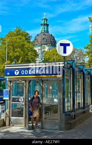 La sortie d'arrêt Tunnelbana Odenplan avec l'église Gustav Vasa en arrière-plan Stockholm Suède Banque D'Images