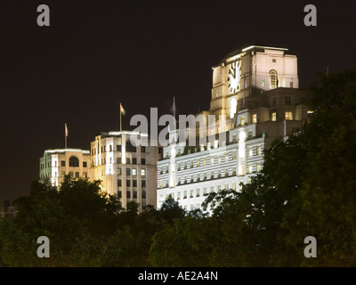 Savoy Hotel vu de Waterloo Bridge at night London England UK Banque D'Images