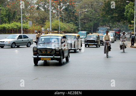 Le taxi et de trafic scène de rue à Mumbai / Bombay, Inde Banque D'Images