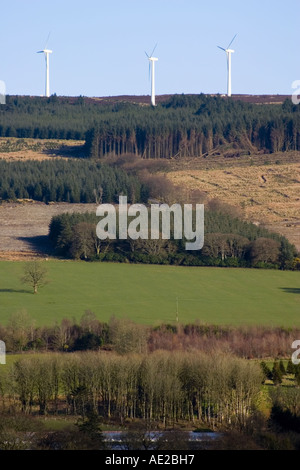 Wind farm vu à travers la campagne agricole Banque D'Images