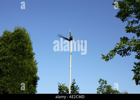 Micro-éolienne, un petit générateur de vent d'éclairage basse tension sous tension dans les bâtiments de ferme, Hampshire, Angleterre. Banque D'Images