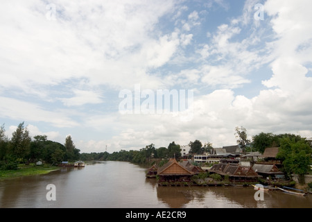 Vue en amont du pont sur la rivière Kwai Kanchanaburi Nord Thaïlande Banque D'Images