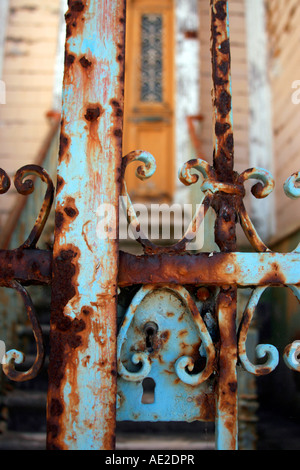 Rusty blue gate Ville Lefkas Grèce Banque D'Images