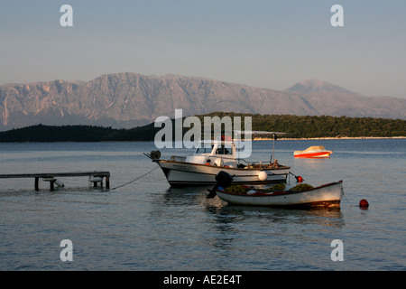 Coucher du soleil pacifique avec deux bateaux jetée flottante à côté de Lefkas Nidri Grèce Banque D'Images