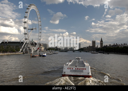 Vues sur la rivière dompte vers Palais de Westminster et le London Eye, London, UK Banque D'Images