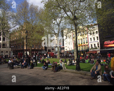 Les gens dans le parc Leicester Square Londres Angleterre Banque D'Images