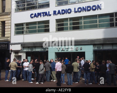 Pub Yates et Capital Radio Londres Leicester Square Londres Angleterre bâtiment Banque D'Images