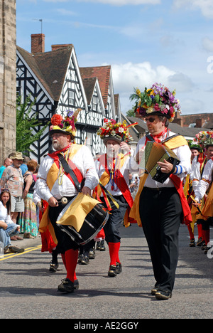 Knockhundred morris men navettes dans un défilé à la Warwick Folk Festival, Warwickshire, England, UK Banque D'Images