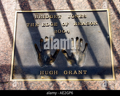 Part palmaires de Hugh Grant dans le trottoir devant le cinéma Odeon Leicester Square Londres Angleterre Banque D'Images