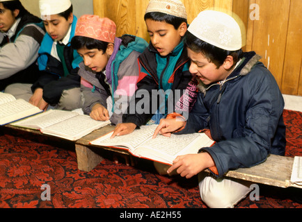 Les garçons musulmans apprendre le Coran dans une école dans une mosquée de Bradford West Yorkshire Angleterre Banque D'Images